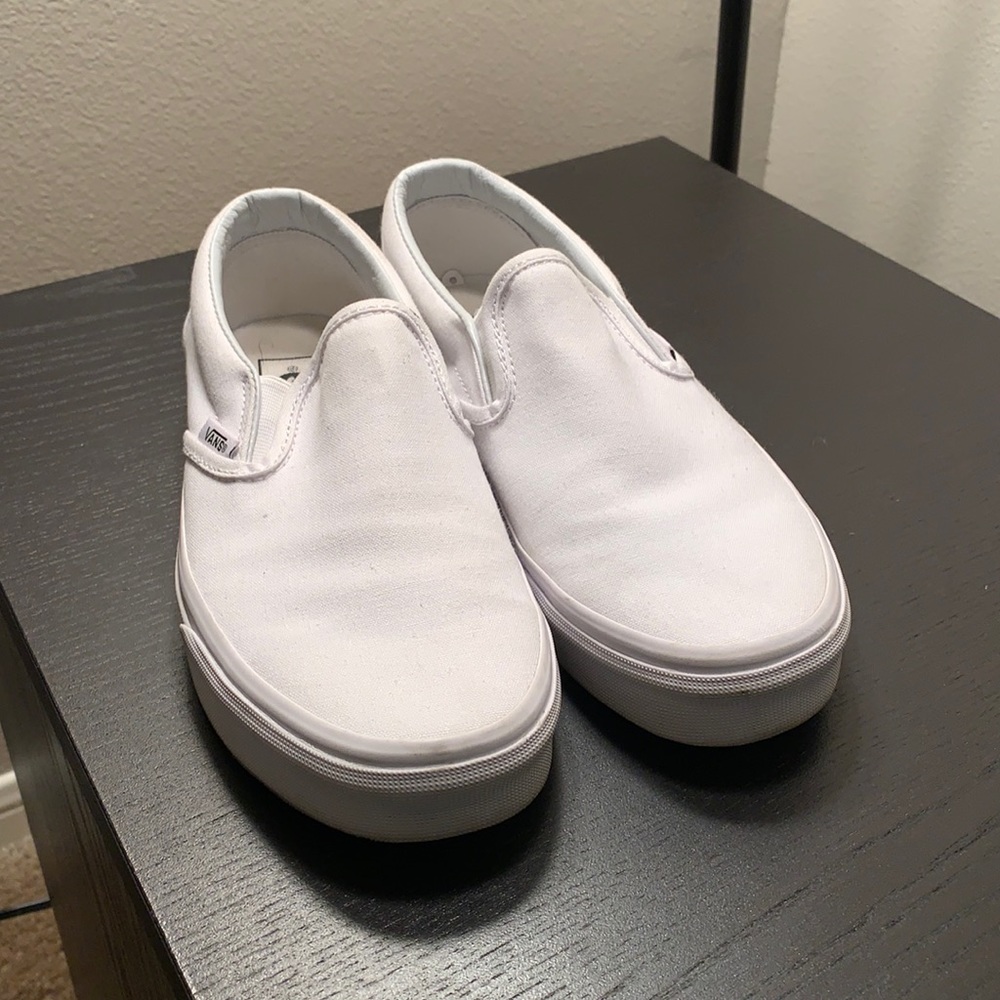 White vans size 6 in men, 7.5 in women’s!